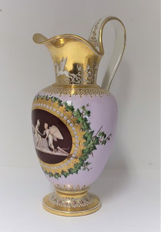 Royal Copenhagen. Flot velholdt kande med låg. Højde 28,5 cm. Produceret før 
1890.