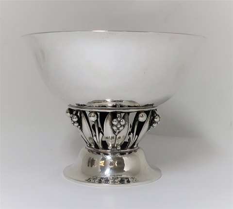 Georg Jensen. Sølvskål på fod (925). Model 197 (B). Højde 10,2 cm. Diameter 13,6 
cm. Produceret 1933 - 1945.