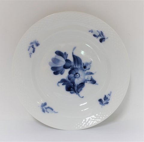 Royal Copenhagen. Blå blomst, flettet. Frokosttallerken. Model 8095. Diameter 21 
cm.(2 sortering)