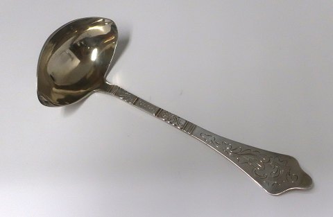 Antik Rococo. Sølv (830). Sovseske. Længde 18 cm. Produceret 1920.