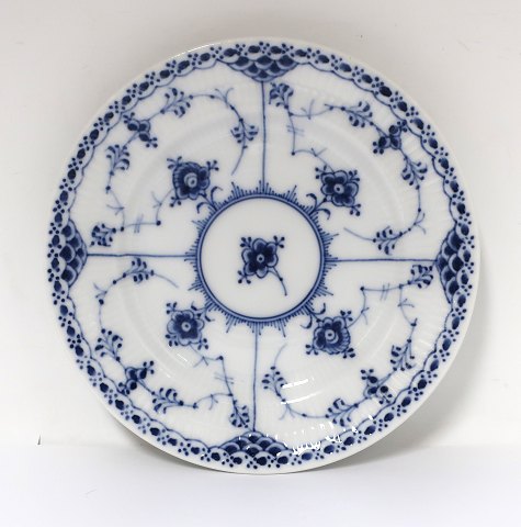 Royal Copenhagen. Musselmalet, halvblonde. Kagetallerken. Model 574. Diameter 17 
cm. (2 sortering)