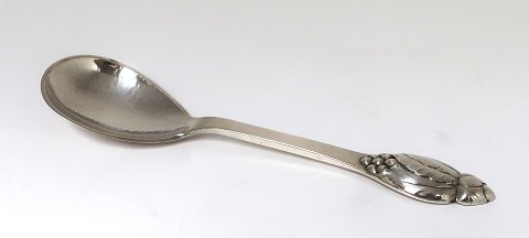 Evald Nielsen sølvbestik no. 6. Sølv (830). Lille serveringsske. Længde 17,5 cm. 
Produceret 1928.