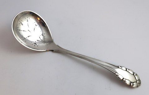 Georg Jensen. Sølvbestik (830). Liljekonval. Sukkerstrøske. Længde 17,5 cm.