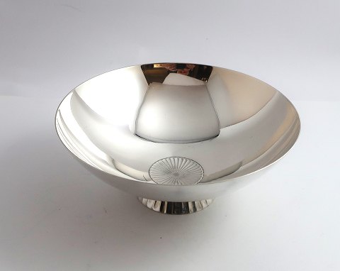 Georg Jensen. Sterling sølvskål på fod (925). Design Sigvard Bernadotte. Model 
823. Diameter 16 cm. Højde 6,5 cm.