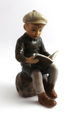 Dahl Jensen. Porcelænsfigur. Læsende dreng. Model 1096. Højde 15 cm. (1 
sortering)