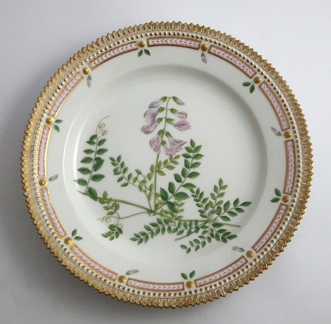 Royal Copenhagen, Flora Danica. Frokost tallerken. Design #3550. Diameter 22 cm. 
(1 sortering). Vicia sylvatica L