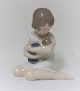 Royal Copenhagen. Porcelænsfigur. Pige med dukke. Model 1938. Højde 12,5 cm. (1 
sortering)