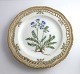 Royal Copenhagen, Flora Danica. Frokost tallerken med gennemskåret bort. Design 
#3554. Diameter 23 cm. (1 sortering). Polemonium humile Willd